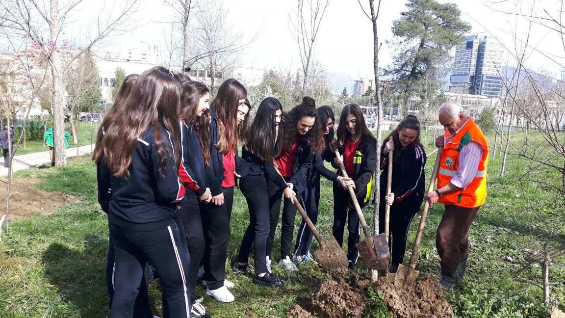 Nxënësit e klasave të 9-ta mbjellin pemë në Parkun e Madh të Liqenit Artificial Nxënësit e klasave të 9-ta mbjellin pemë në Parkun e Madh të Liqenit Artificial
