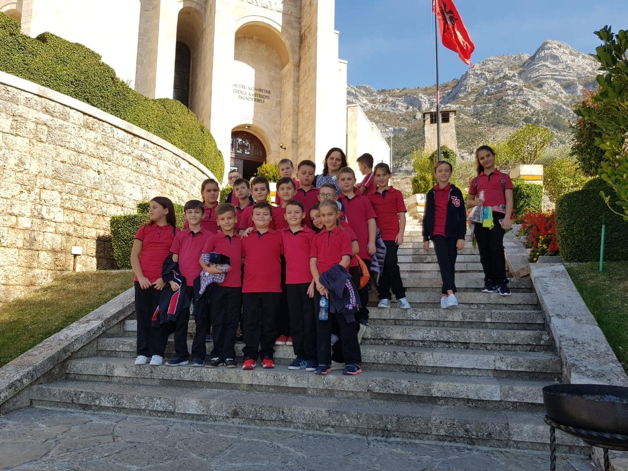 Një vizitë ndryshe në Muzeun Kombëtar “Gjergj Kastrioti Skënderbeu” Një vizitë ndryshe në Muzeun Kombëtar “Gjergj Kastrioti Skënderbeu”