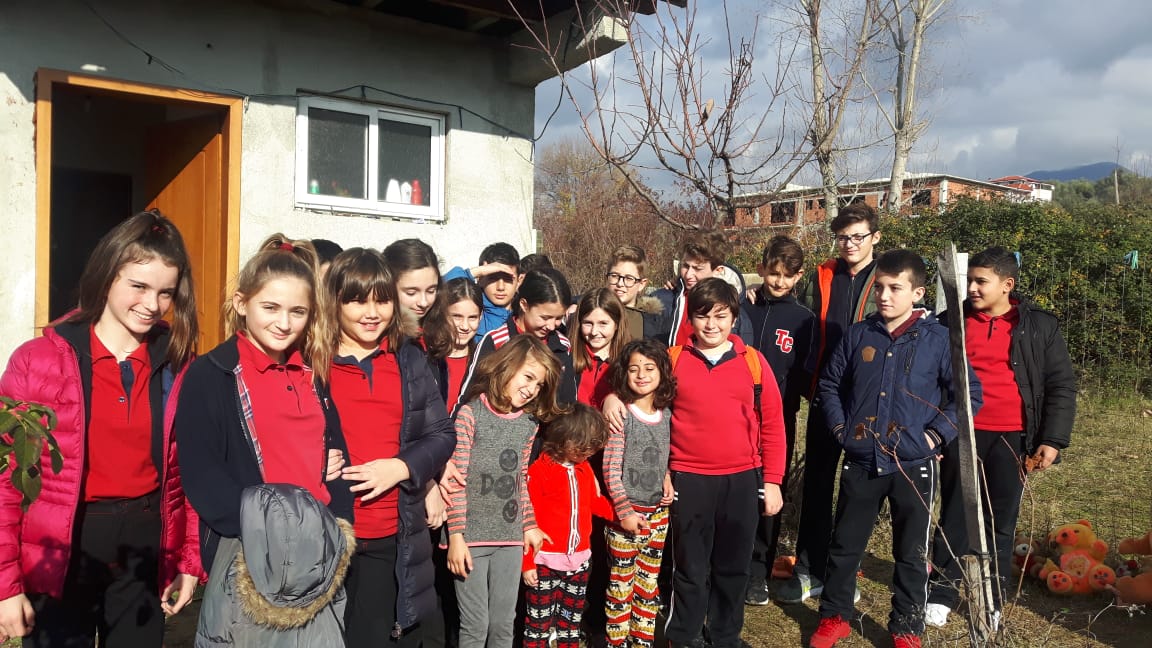 Klasa e 6D dhuron ndihma për familjet në nevojë në Babrru e Paskuqan Klasa e 6D dhuron ndihma për familjet në nevojë në Babrru e Paskuqan